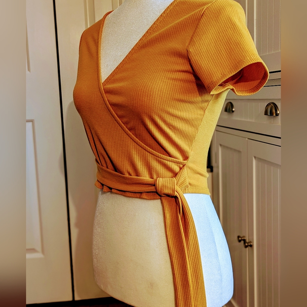 Lulu's Yellow Mustard Ribbed Short Wrap Size Small